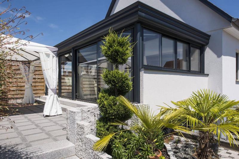Un intérieur de salon moderne lumineux avec de grandes baies vitrées offrant une vue panoramique, design architectural moderne 